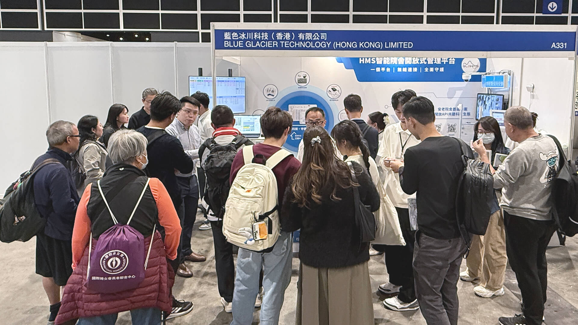 藍色冰川科技團隊於展位現場合影